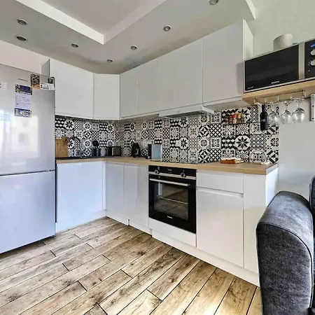 1 Min To With Parking 3 Bedroom Flat *