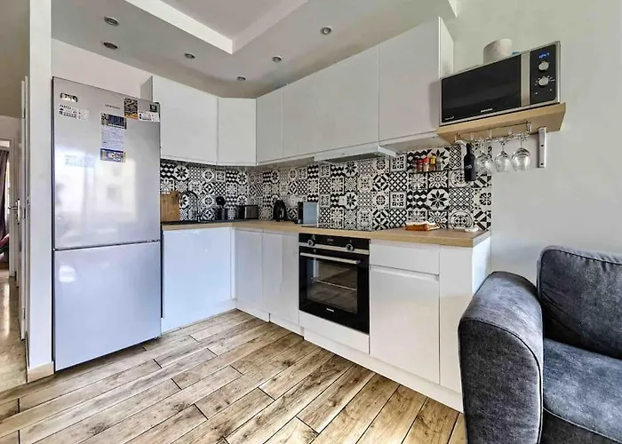 1 Min To Bedroom Flat With 2 Ac And Parking In Summer *